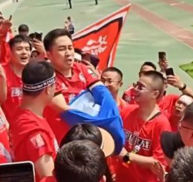 南京球迷被主队包围 秒换淮安红袍！-图1