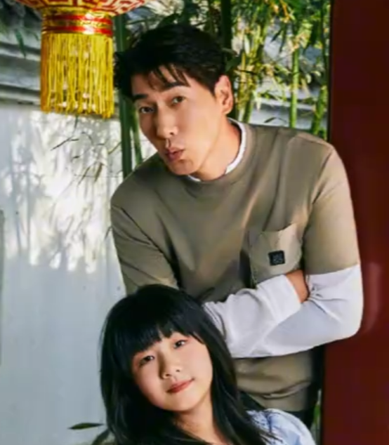 模特张亮与10岁女儿合拍杂志大片 网友：不就是天天戴假发的样子嘛！！-图1