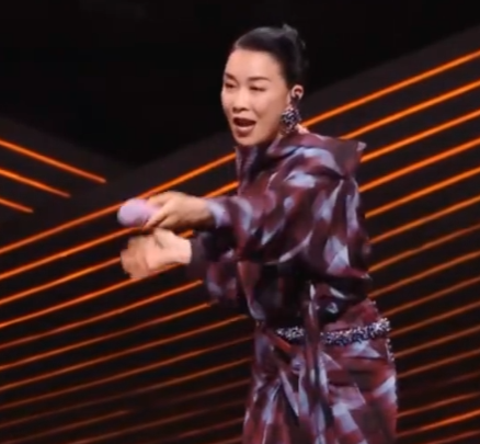 那英唱着唱着又笑场 直接演起了小品！-图1