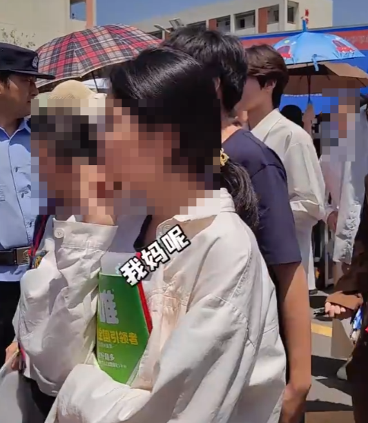 中考结束校门口上演小蝌蚪找妈妈 到底啥情况-图1
