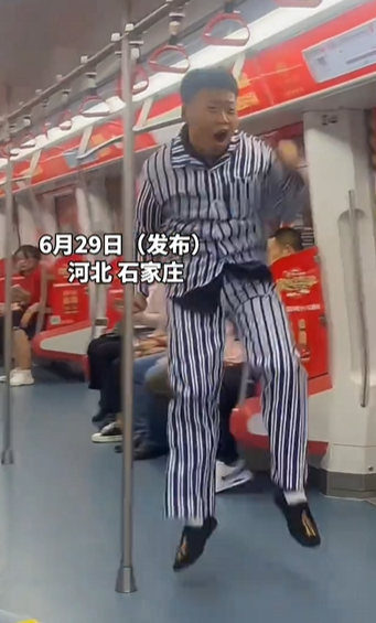 两男子地铁内穿病号服和绿巨石连体衣拍视频引恐慌 官方情况通报！-图2
