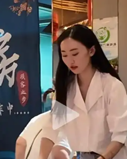 29岁女演员回应在餐厅当服务员 背后真相是什么-图1